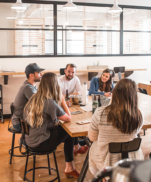 Equipe de collègues qui travaillent de façon collective et épanouie, entreprise libérée