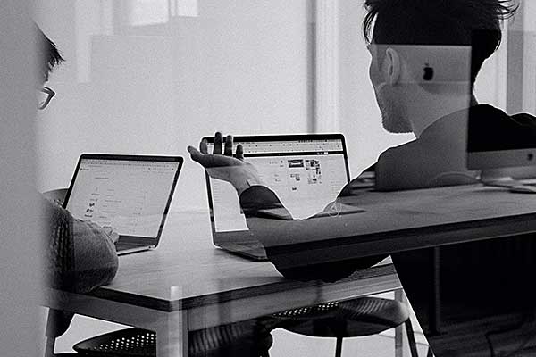 personnes devant un ordinateur, échanges sur la carrière professionnelle