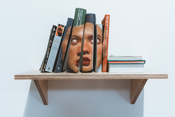 Bibliothèque avec des livres de psychologie