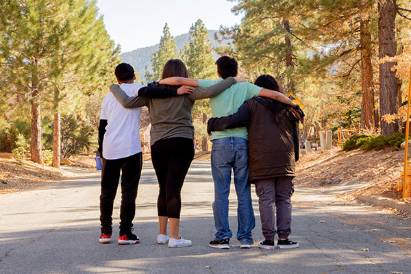 main de personnes en entretien pour parler de sa place en entreprise et de l'évolution de sa carrière