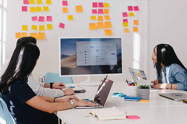 main de personnes en entretien pour parler de sa place en entreprise et de l'évolution de sa carrière